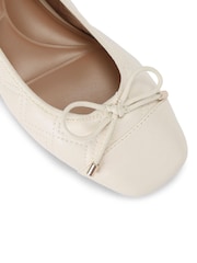 Cream - Baletni čevlji Carvela Prima - Slika 4 iz 5