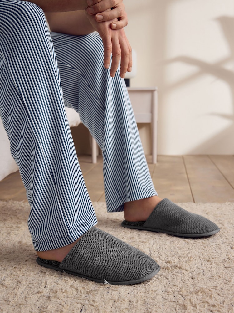 Gris - Pantuflas estilo chinelas texturizadas - Imagen 1 de 7 Gris - Pantuflas estilo chinelas texturizadas - Imagen 1 de 7