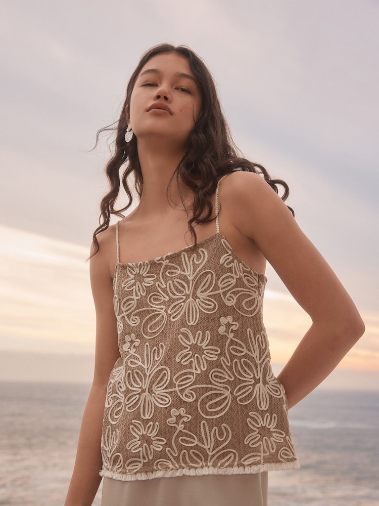 Neutrale Farbe - Floral Print Embroidered Strappy Cami Top - Bild 1 von 8 Neutrale Farbe - Floral Print Embroidered Strappy Cami Top - Bild 1 von 8