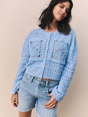 Azul pálido - Crochet Square Patch Button Up Cardigan - Imagem 2 de 5