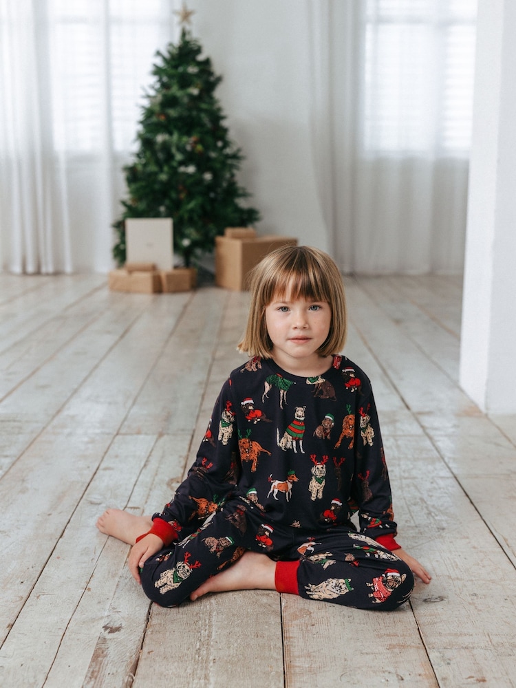 Chelsea Peers Kids 12 Dogs of Christmas Print Long Pyjama Set - Bild 1 von 4 Chelsea Peers Kids 12 Dogs of Christmas Print Long Pyjama Set - Bild 1 von 4