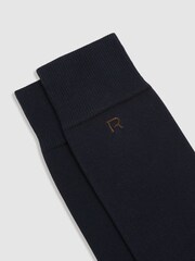 جورب من مزيج قطن مزيّن بشعار مطرّز Penn من Reiss - Image 2 of 3