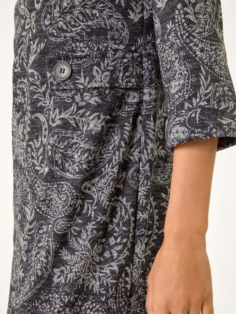 Roman Etuikleid mit Paisleymuster und Knopfdetail - Bild 5 von 5 Roman Etuikleid mit Paisleymuster und Knopfdetail - Bild 5 von 5