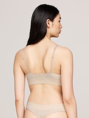 حمَّالة صدر شكل مثلث غير مبطنة بشعار Underband من Tommy Hilfiger - صورة 2 من 6