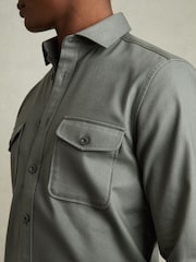 Reiss Sage Whisper Stretch-Cotton Twill Twin-Pocket Overshirt - Image 4 of 6