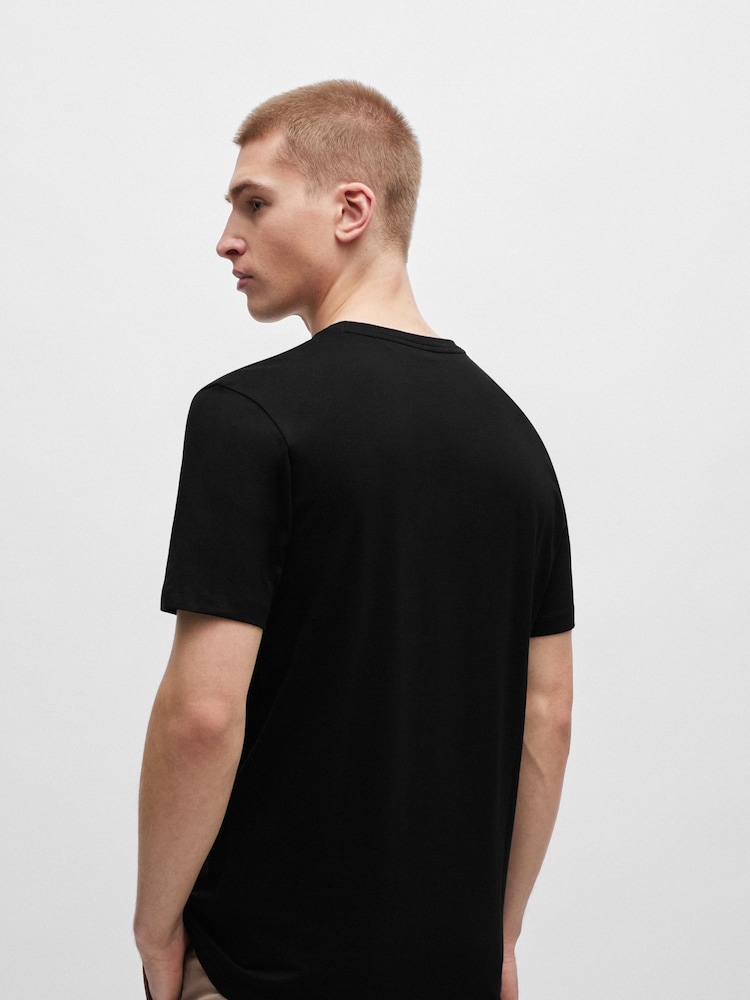 Negro - BOSS Relaxed Fit Tales Logo Patch Jersey T-Shirt - Imagen 2 de 8 Negro - BOSS Relaxed Fit Tales Logo Patch Jersey T-Shirt - Imagen 2 de 8