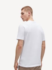 Blanco - BOSS Relaxed Fit Tales Logo Patch Jersey T-Shirt - Imagen 2 de 8