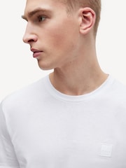 Blanco - BOSS Relaxed Fit Tales Logo Patch Jersey T-Shirt - Imagen 4 de 8