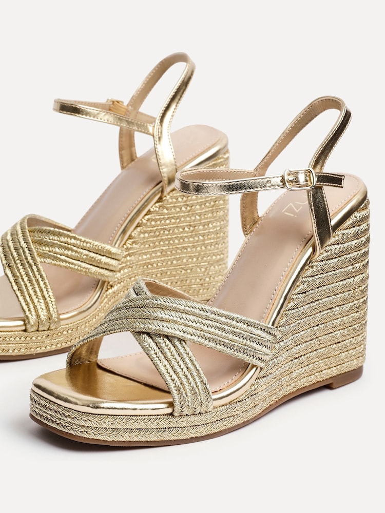 Dorado - Cuñas con tiras delanteras cruzadas Nikki de Linzi - Imagen 5 de 5 Dorado - Cuñas con tiras delanteras cruzadas Nikki de Linzi - Imagen 5 de 5