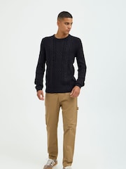 Schwarz - Gestrickter Pullover mit Zopfmuster und Rundhalsausschnitt aus Mischgewebe - Bild 2 von 5