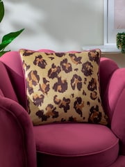 Cojín con estampado de leopardo verdadero de Furn - Image 1 of 6