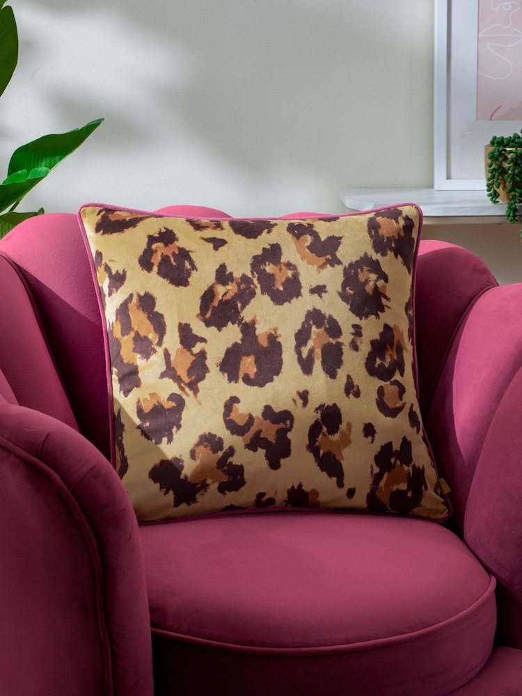 Cojín con estampado de leopardo verdadero de Furn - Image 1 of 6