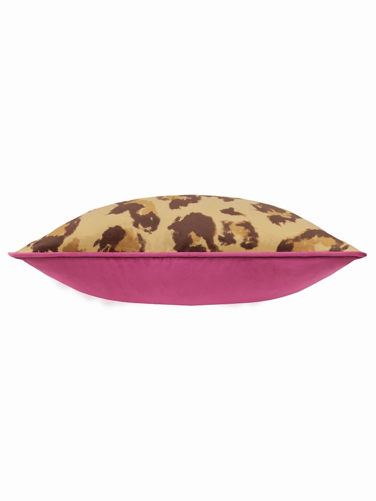 Cojín con estampado de leopardo verdadero de Furn - Image 4 of 6