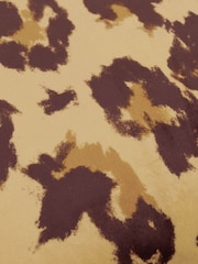 Cojín con estampado de leopardo verdadero de Furn - Image 5 of 6