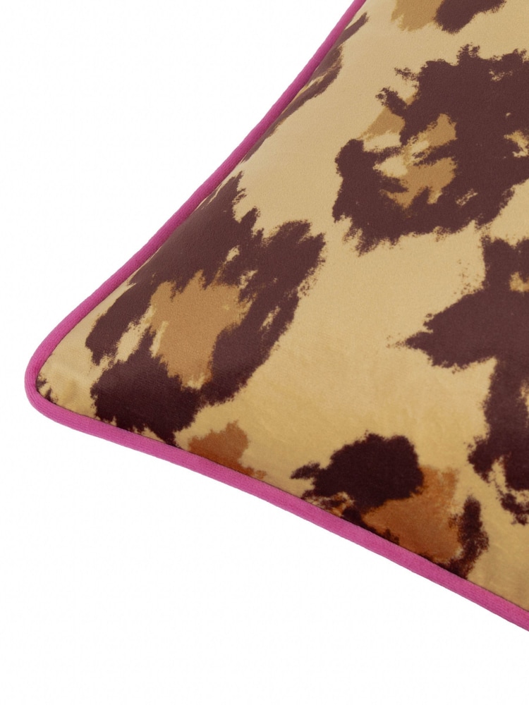 Cojín con estampado de leopardo verdadero de Furn - Image 6 of 6