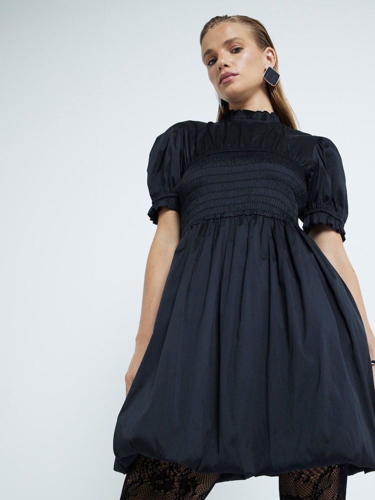 فستان قصير بتصميم منفوخ من River Island - Image 1 of 6 فستان قصير بتصميم منفوخ من River Island - Image 1 of 6