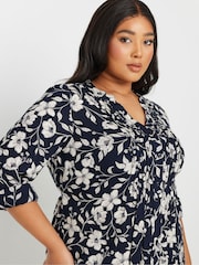 Yours Curve Navy Blue Floral Print Pintuck Blouse - Image 4 of 5