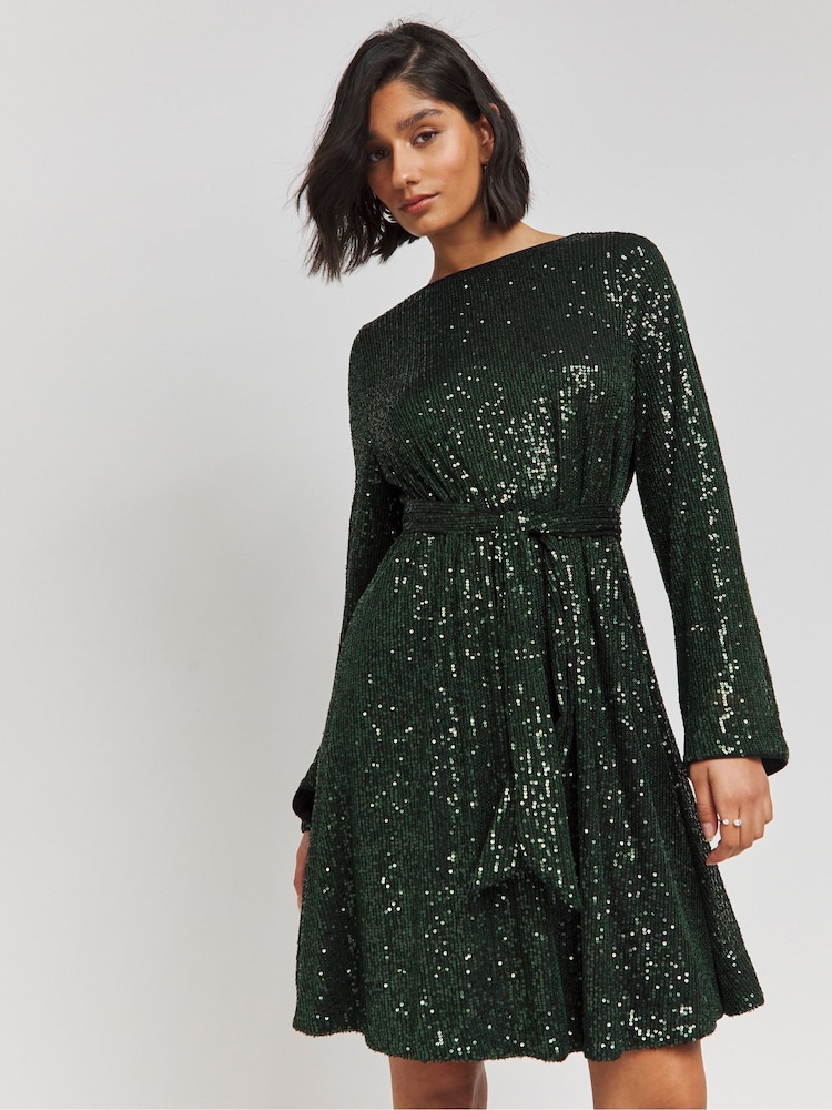 Grün - Simply Be Pailletten-Skaterkleid mit Gürtel - Bild 1 von 4 Grün - Simply Be Pailletten-Skaterkleid mit Gürtel - Bild 1 von 4