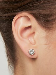 أقراط دائرية مرصعة بكريستال أنيقة من Karen Millen - صورة 4 من 6