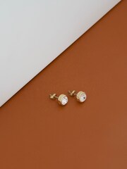 أقراط دائرية مرصعة بكريستال أنيقة من Karen Millen - صورة 6 من 6