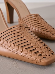 بني فاتح بني - Signature Premium Leather Weave Point Toe Heels - صورة 6 من 7