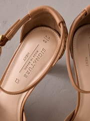 بني فاتح بني - Signature Premium Leather Weave Point Toe Heels - صورة 7 من 7