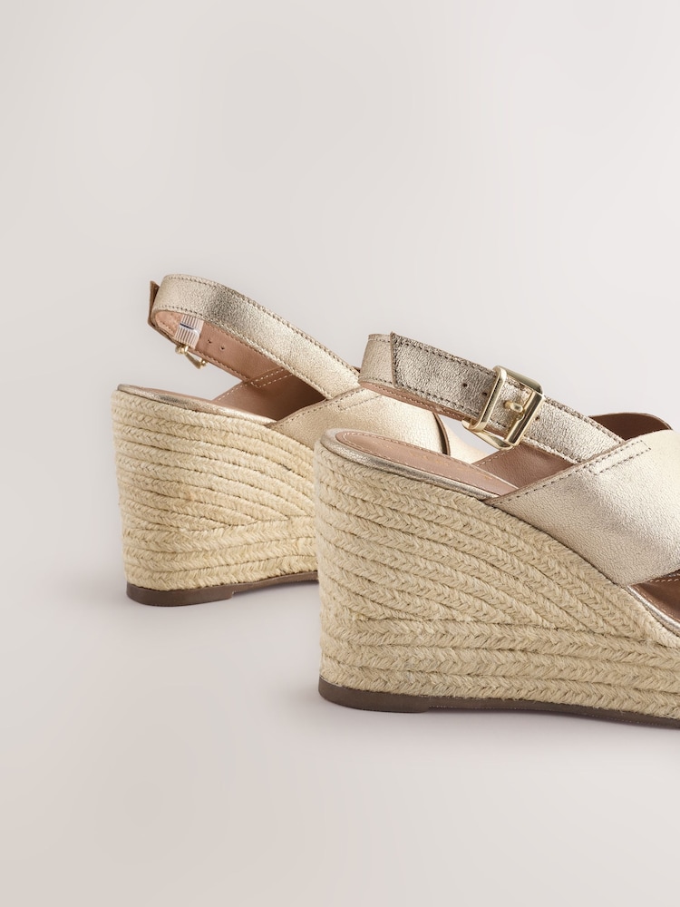 zlata (barva); zlato - Leather Round Toe Cross-Over Slingback Platform Wedges - Slika 9 iz 9 zlata (barva); zlato - Leather Round Toe Cross-Over Slingback Platform Wedges - Slika 9 iz 9