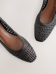Negro - Forever Comfort® Leather Round Toe Weave Bajo Block Courts Heels - Imagen 4 de 5