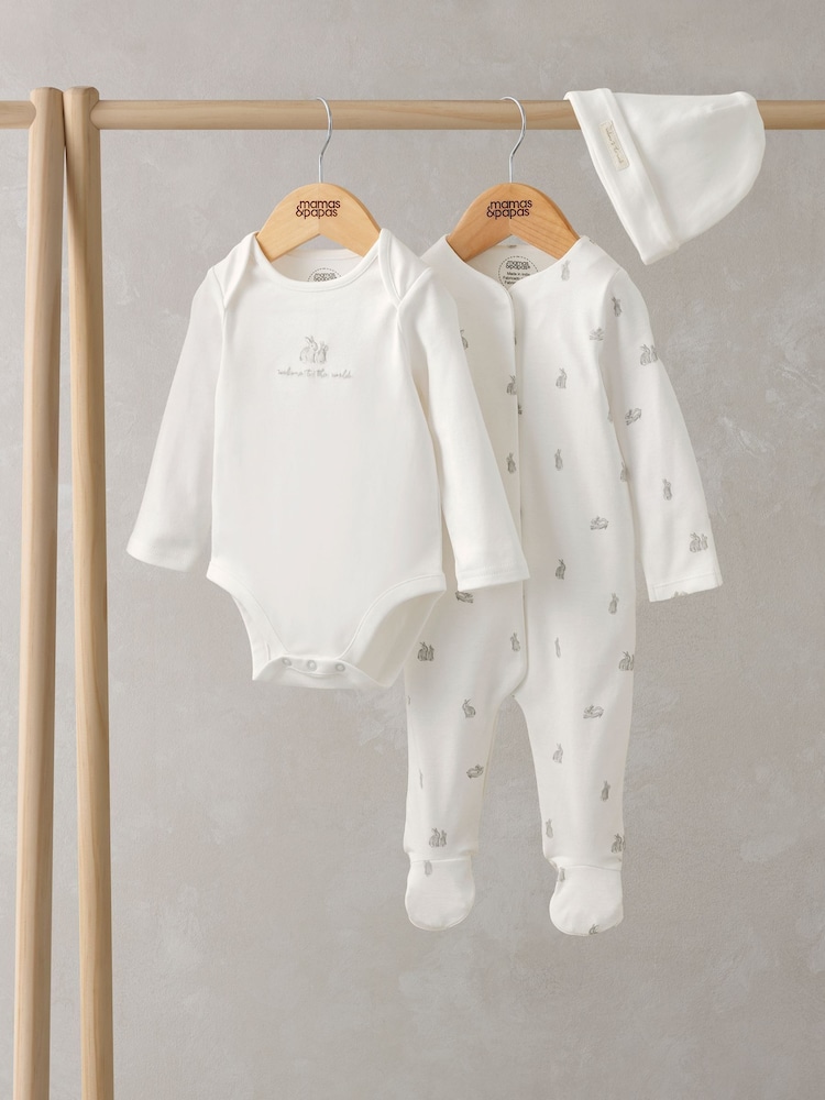 Mamas & Papas Weißes 3-teiliges Jersey-Set mit Schlafanzug, Body und Mütze aus 100 % Baumwolle mit Hasenmotiven - Bild 1 von 5 Mamas & Papas Weißes 3-teiliges Jersey-Set mit Schlafanzug, Body und Mütze aus 100 % Baumwolle mit Hasenmotiven - Bild 1 von 5