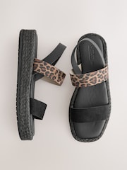 جلد بطبعة جلد فهد Animal - صندل بنعل مسطح Raffia من Forever Comfort® - صورة 1 من 8