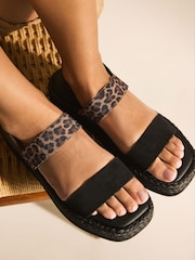 جلد بطبعة جلد فهد Animal - صندل بنعل مسطح Raffia من Forever Comfort® - صورة 2 من 8