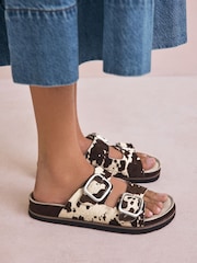 Couro estampado de vaca animal - Sandálias de palmilha de alça dupla Forever Comfort® Premium - Imagem 2 de 10