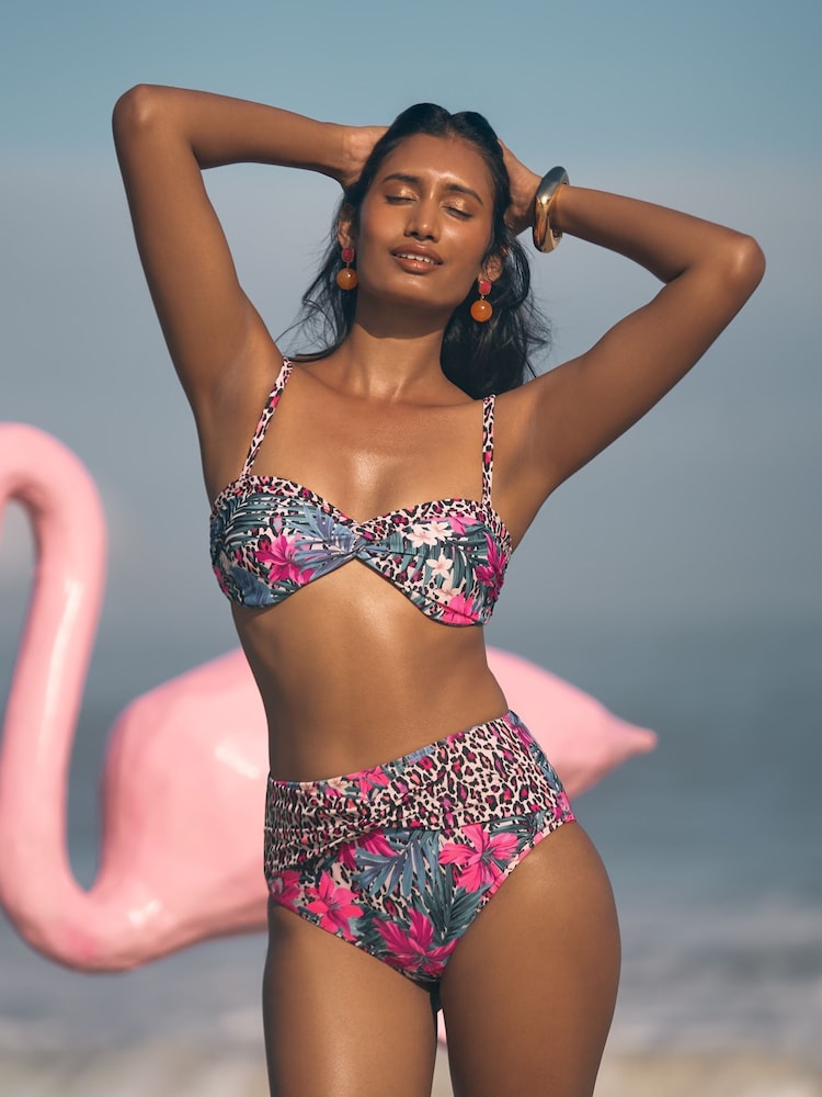 Love & Roses – figurformende Bikinihose mit hoher Taille und Animal-Patch - Image 2 of 4