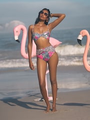 Love & Roses – figurformende Bikinihose mit hoher Taille und Animal-Patch - Image 4 of 4