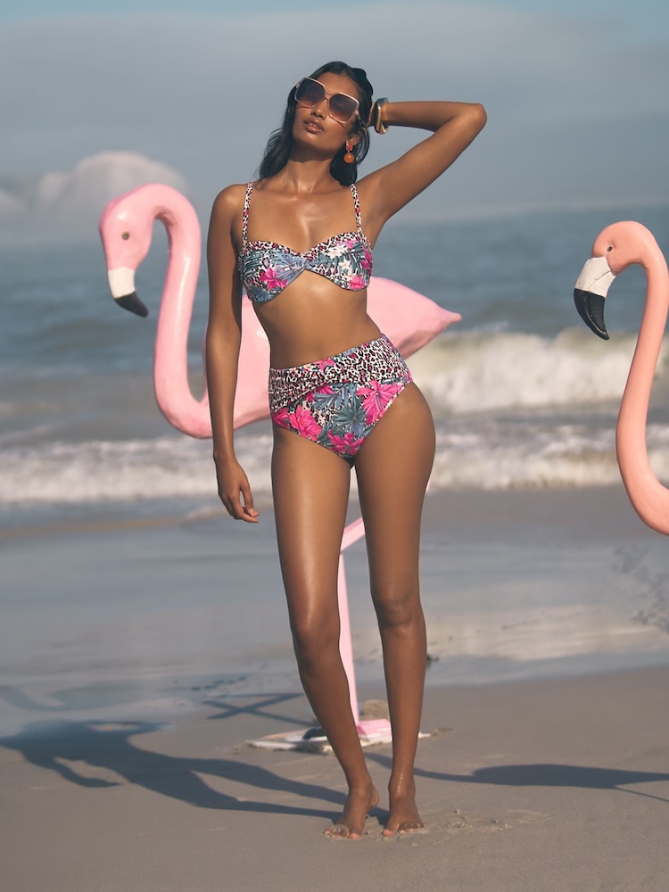 Love & Roses – figurformende Bikinihose mit hoher Taille und Animal-Patch - Image 4 of 4