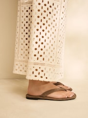 Světle hnědý semiš - Tanga s hranatou špičkou Forever Comfort® Sandály - Image 2 of 8