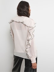 Blusa color crema con diseño en contraste, tejido arrugado y volantes de Joanna Hope - Imagen 2 de 4