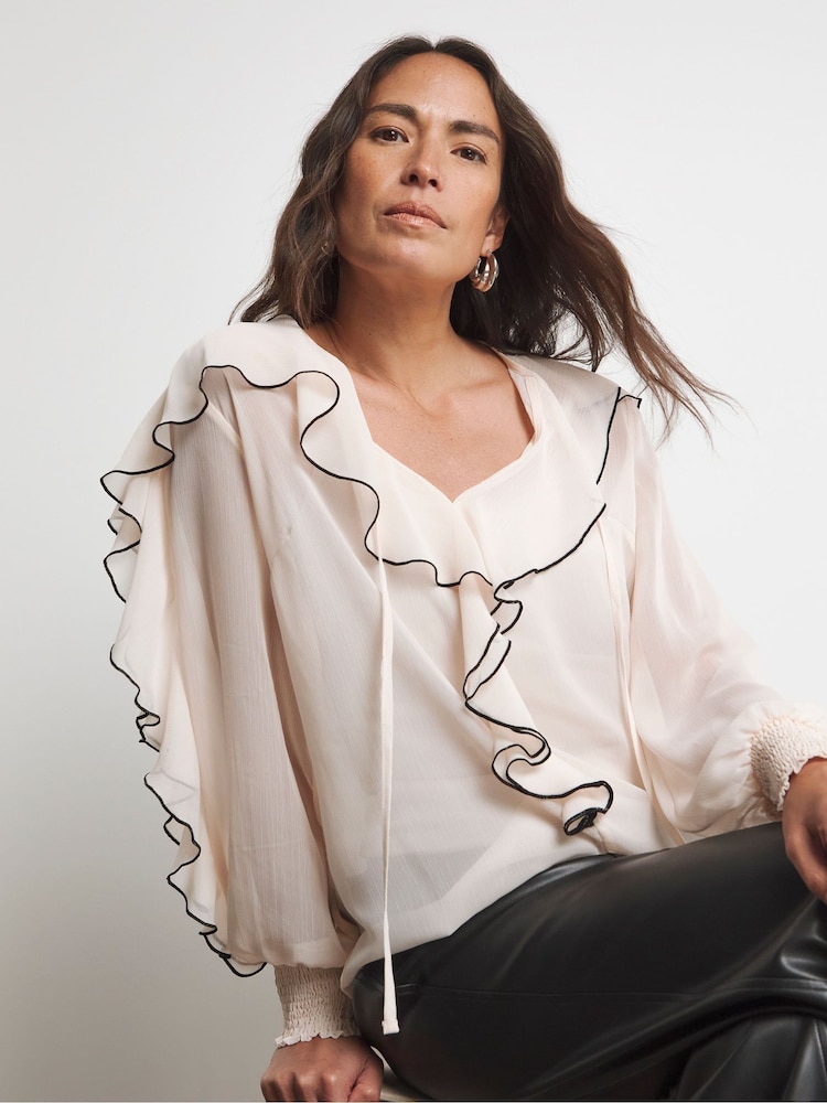 Blusa color crema con diseño en contraste, tejido arrugado y volantes de Joanna Hope - Imagen 4 de 4