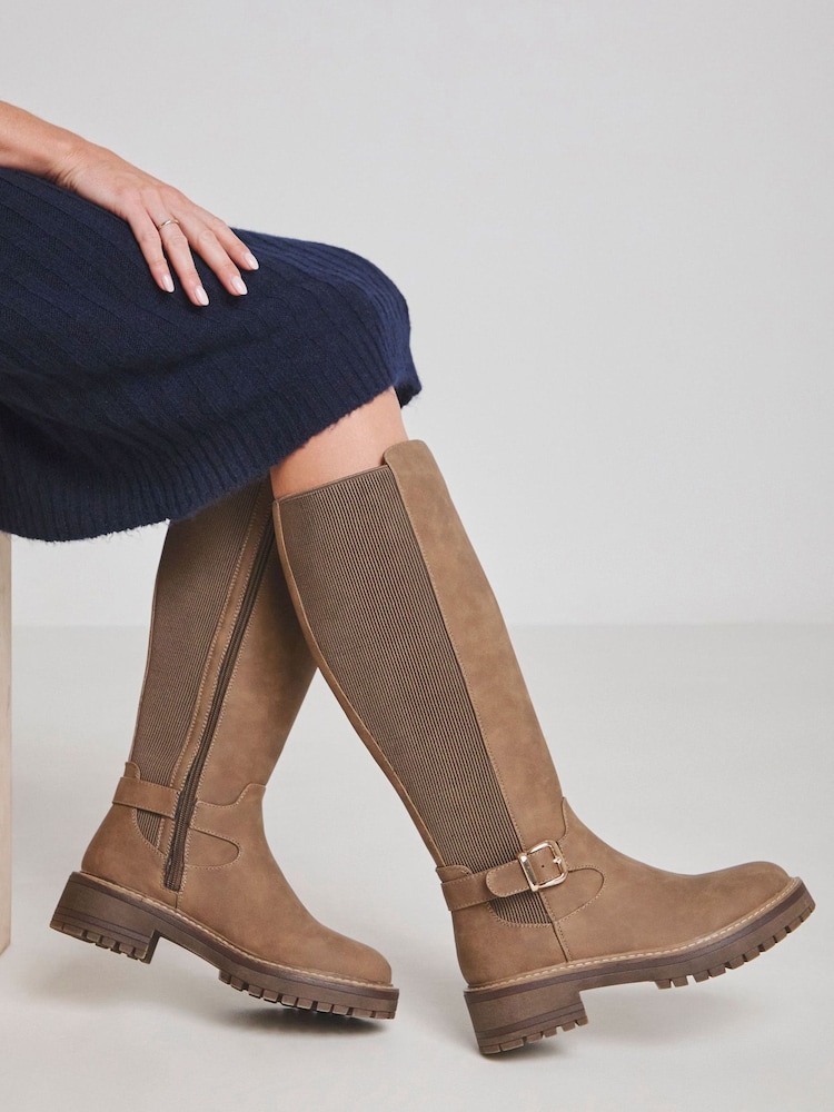 JD Williams Knee High Elasticated Boots With Buckle Detail In Wide Fit - Slika 1 iz 4 JD Williams Knee High Elasticated Boots With Buckle Detail In Wide Fit - Slika 1 iz 4