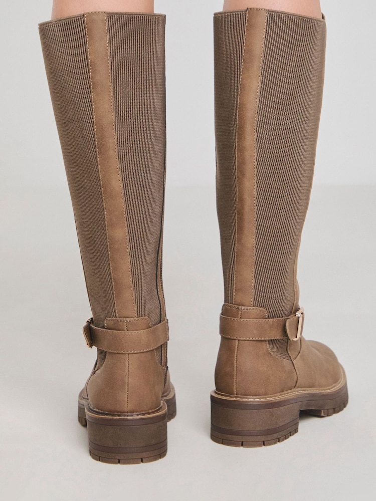 JD Williams Knee High Elasticated Boots With Buckle Detail In Wide Fit - Slika 2 iz 4 JD Williams Knee High Elasticated Boots With Buckle Detail In Wide Fit - Slika 2 iz 4