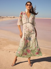 Vestido midi de manga corta con cuello en V y estampado de V&A | Love & Roses - Imagen 1 de 4