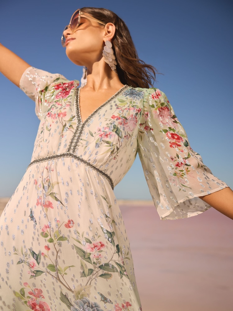 Vestido midi de manga corta con cuello en V y estampado de V&A | Love & Roses - Imagen 2 de 4