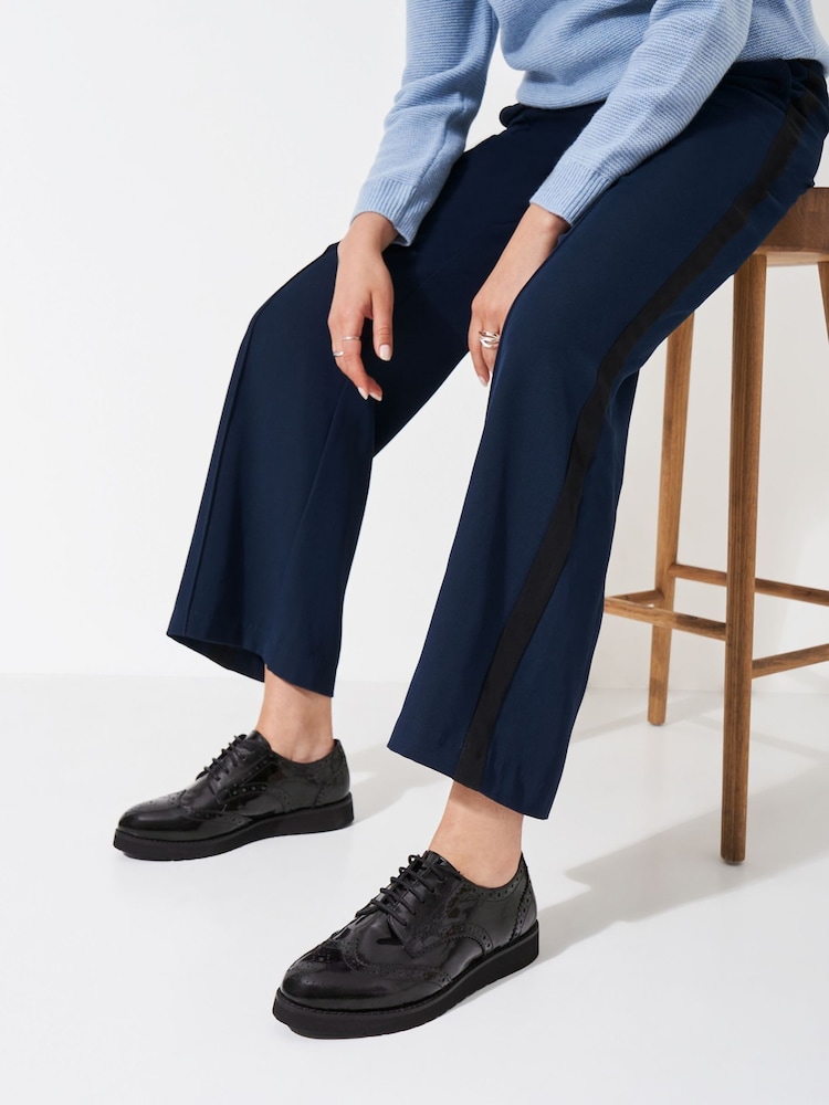črna - Crew Clothing Sophie gležnjar z luknjičastim vzorcem in vezalkami - Slika 1 iz 4 črna - Crew Clothing Sophie gležnjar z luknjičastim vzorcem in vezalkami - Slika 1 iz 4