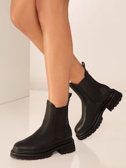 Botines planos estilo Chelsea de piel sintética con suela gruesa y ajuste ancho de Lipsy - Imagen 2 de 5