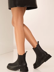 Botines planos estilo Chelsea de piel sintética con suela gruesa y ajuste ancho de Lipsy - Imagen 4 de 5