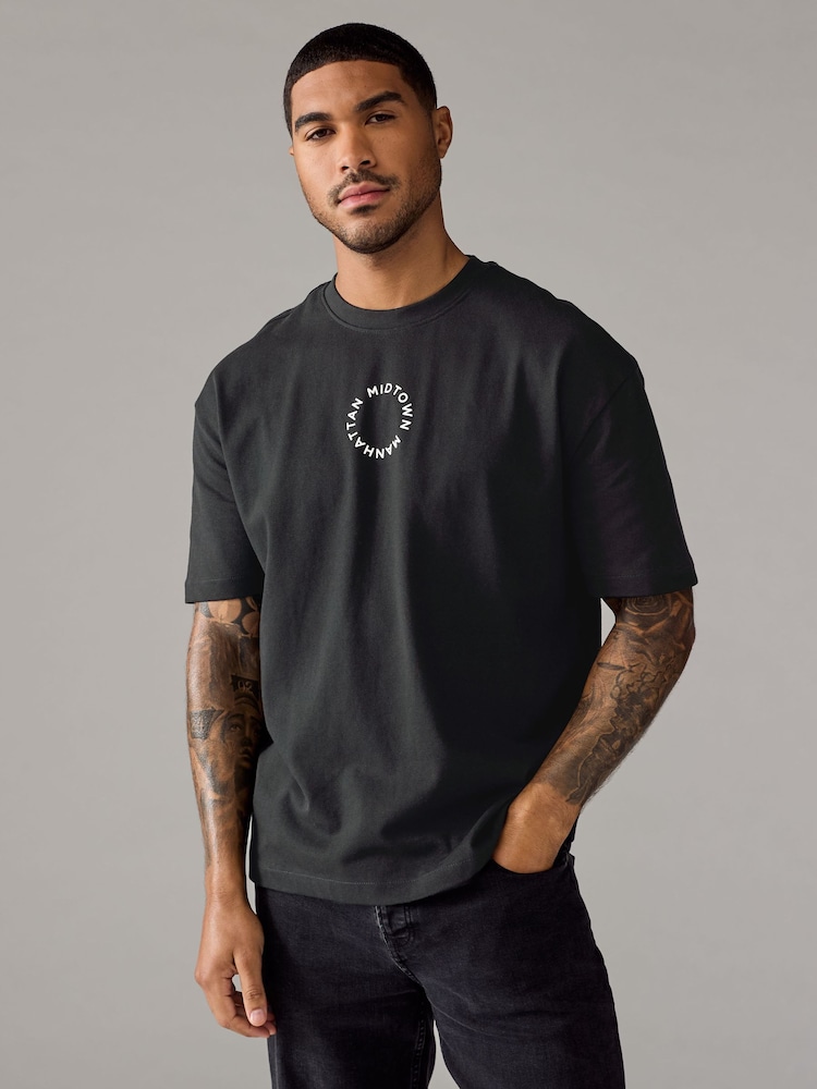 Schwarz Manhattan - Bequeme Passform - T-Shirt aus schwerem Material mit Grafikprint - Image 4 of 9