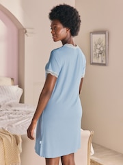 قميص نوم مودال بتشذيب دانتيل من Laura Ashley - صورة 2 من 7