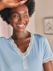 قميص نوم مودال بتشذيب دانتيل من Laura Ashley - صورة 3 من 7