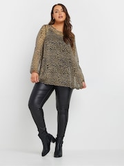 Top oversize con estampado de leopardo de Yours Curve - Imagen 2 de 5