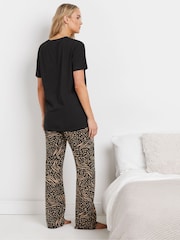 طقم من بيجامة بخامة %100 قطن بقصة رِجل واسعة مزيّن بطبعة جلد حيوان من Long Tall Sally - صورة 3 من 5